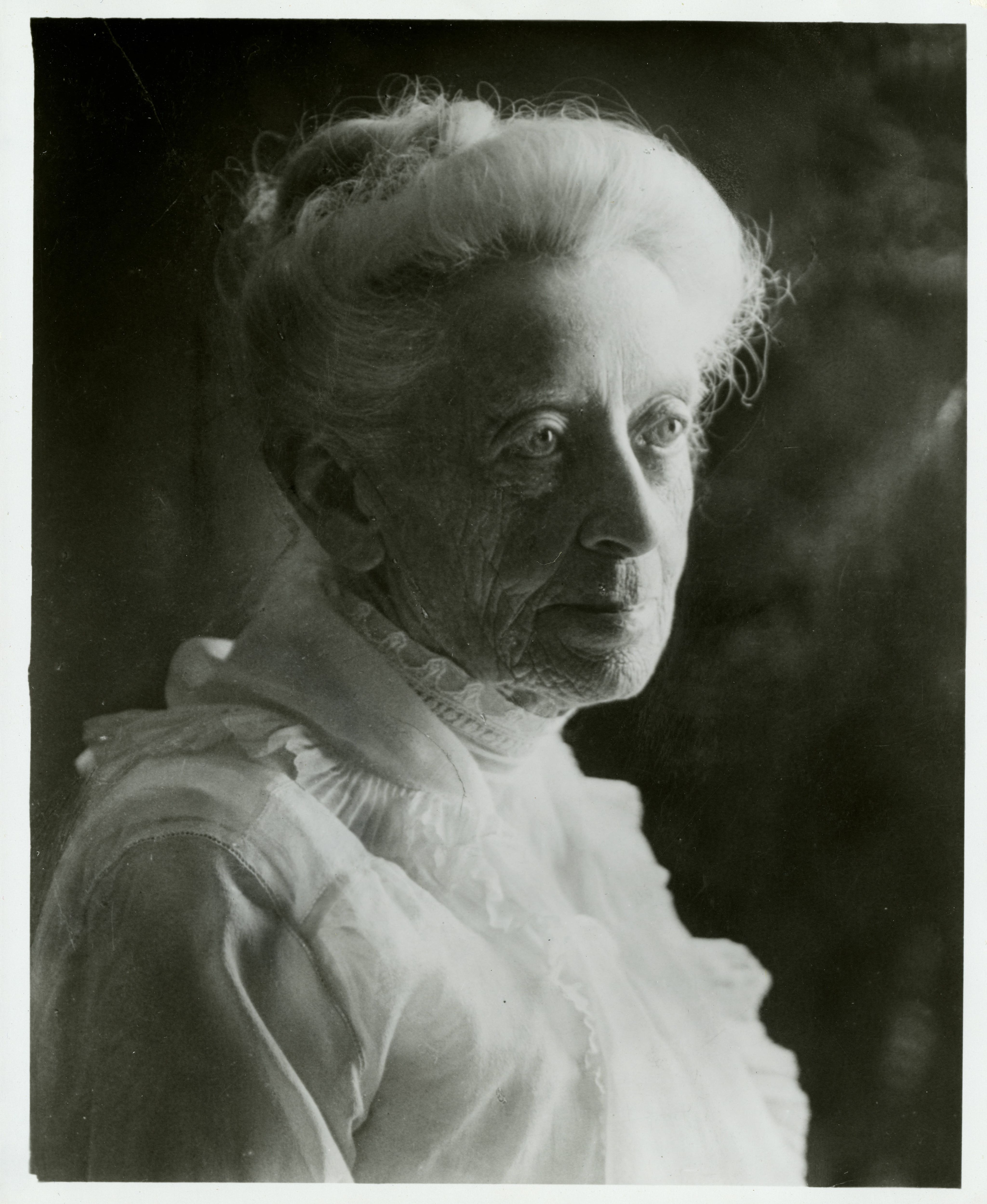 Black and white portrait of Ellen Browning Scripps looking towards the right.